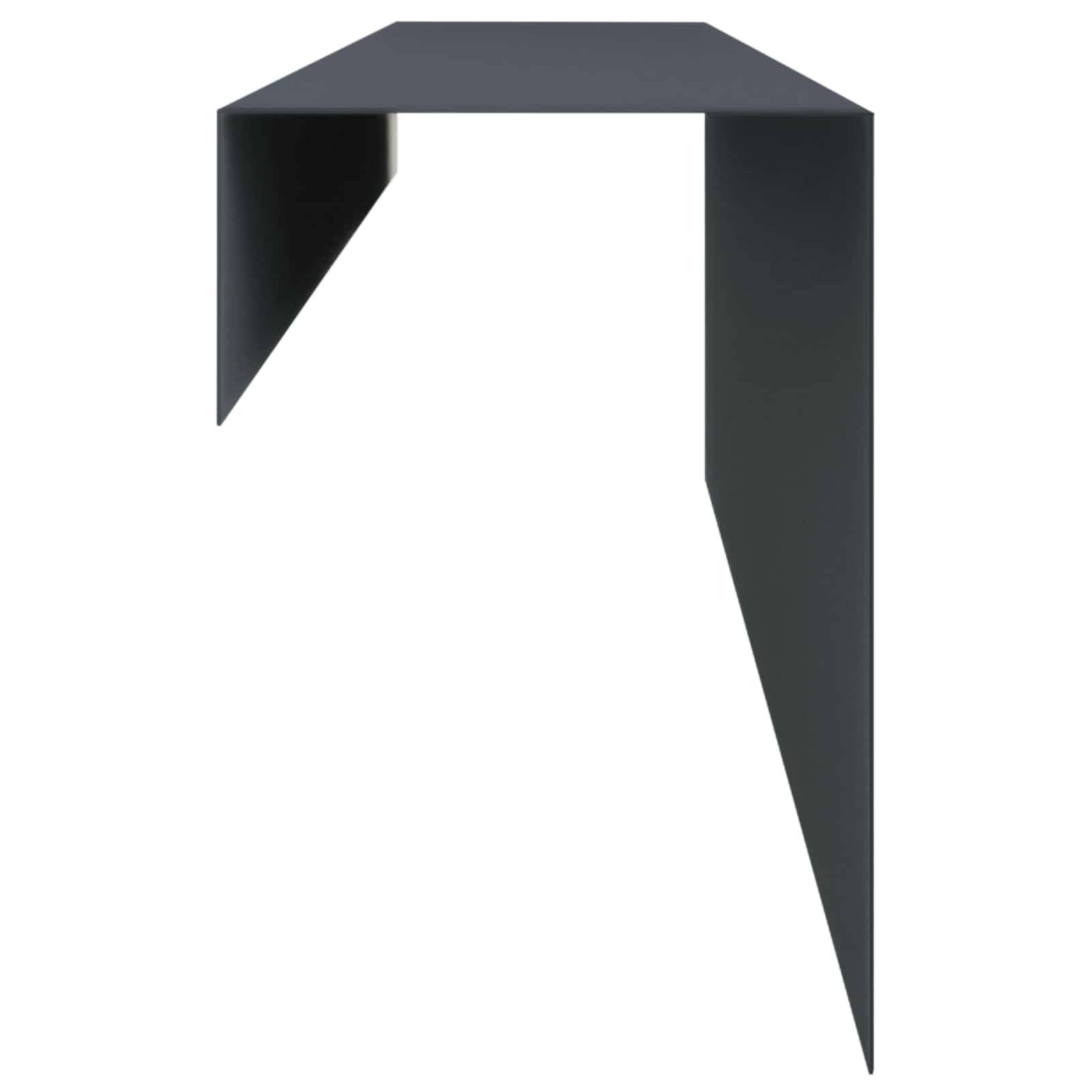 Abstrakte schwarze geometrische Form, die einem gefalteten Baldachin oder eckigen Rahmen auf weißem Hintergrund ähnelt.
