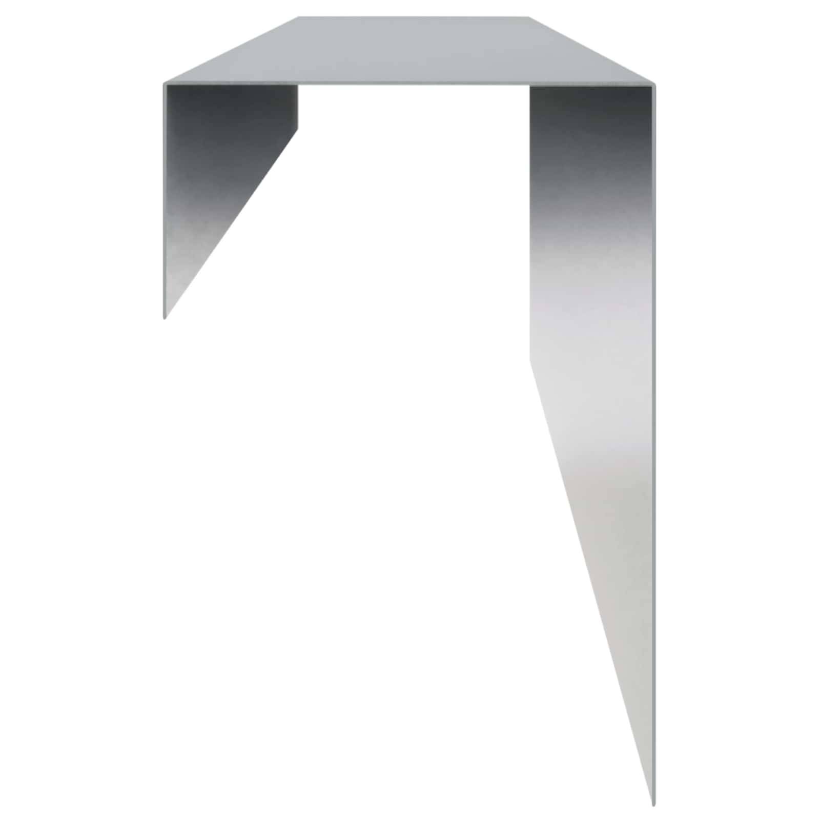 Silbernes Metalleckenbracket mit flacher Oberseite und zwei abgewinkelten Beinen, gezeigt auf weißem Hintergrund.