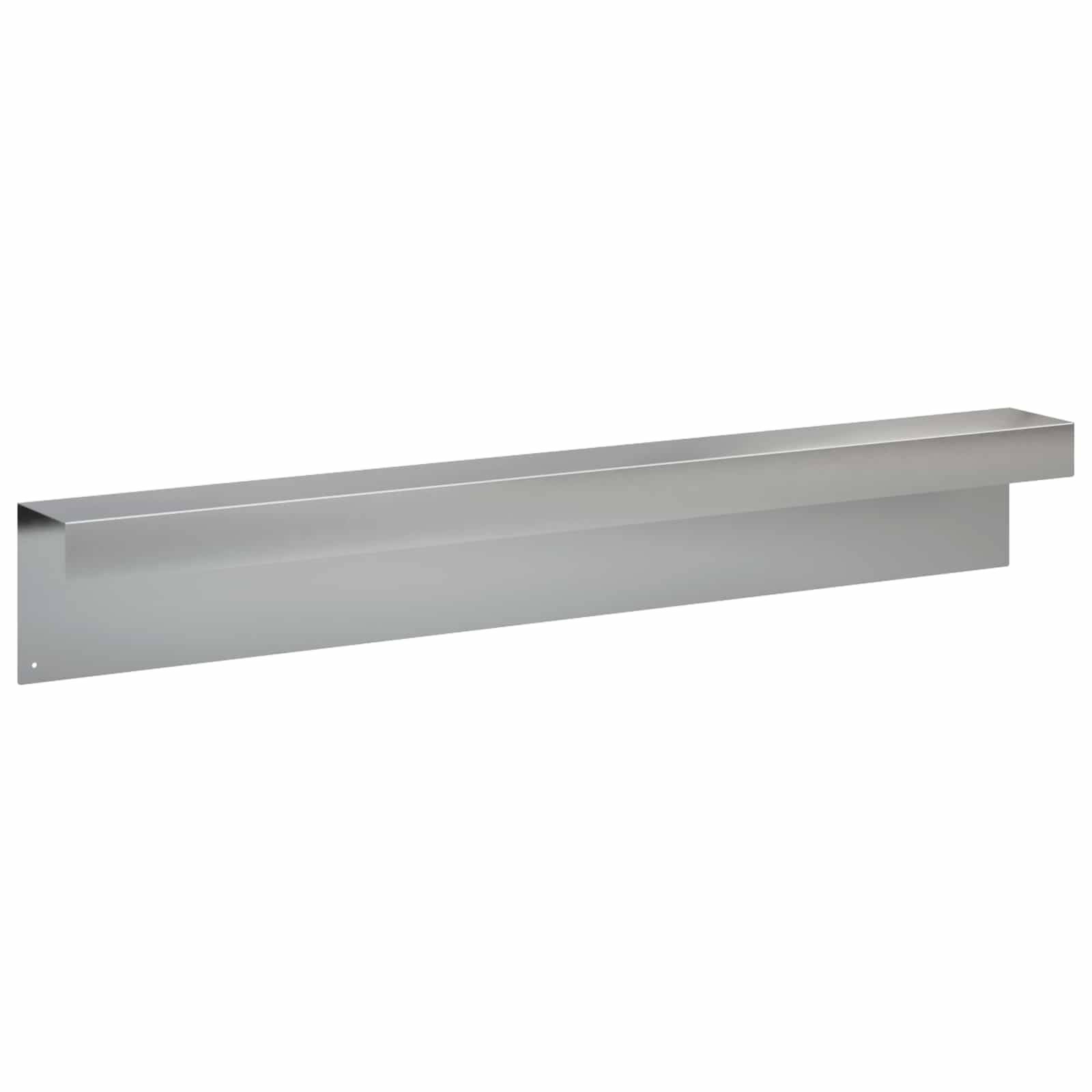 Langes silbernes Metallregal oder eine Wandhalterung in Silber, die an der Wand montiert ist und vor einem einfachen weißen Hintergrund gezeigt wird.