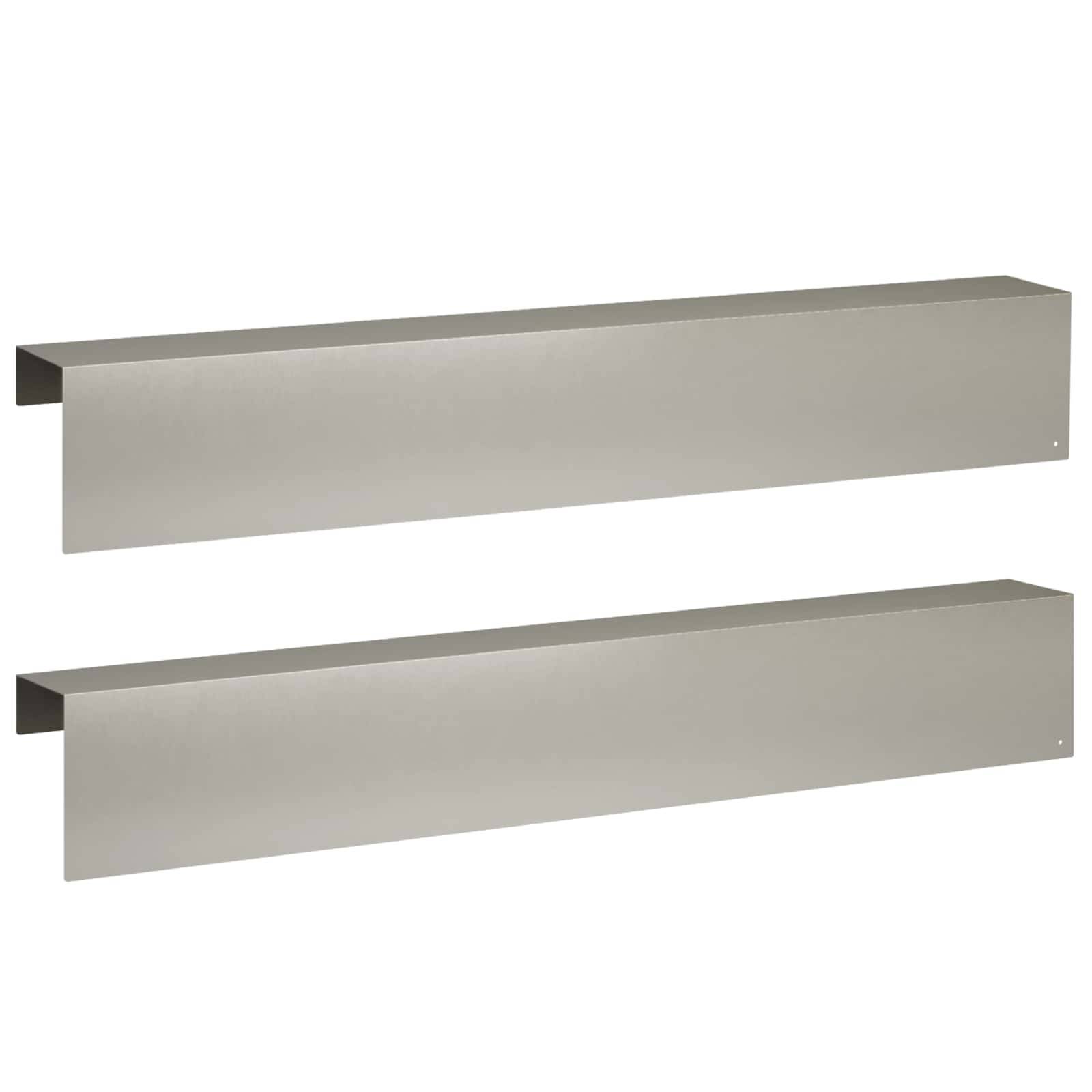 Zwei lange, gebürstete Metallwandpaneele, die übereinander auf weißem Hintergrund angezeigt werden.