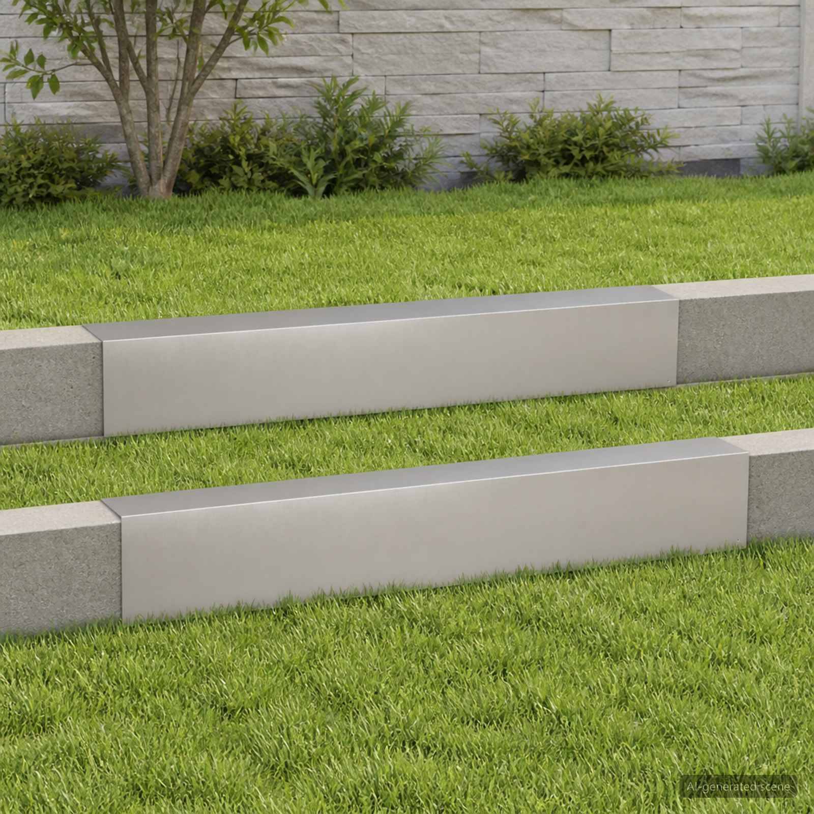Moderner gestalteter Garten mit zwei langen grauen Betonbänken oder Stützblöcken, die in einem Rasenplatz vor einer Steinmauer platziert sind.