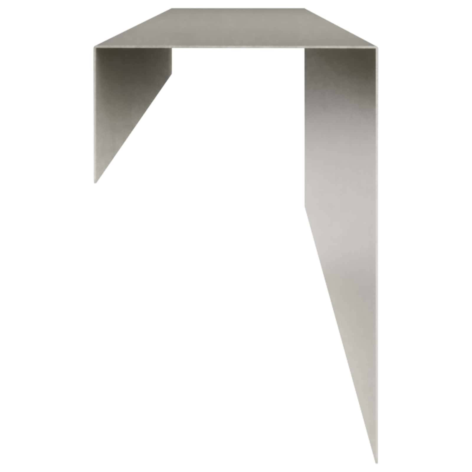 Minimalistisches metallisches Eckregalbracket mit einer flachen Oberseite und zwei abgewinkelten Seitenstützen auf weißem Hintergrund.
