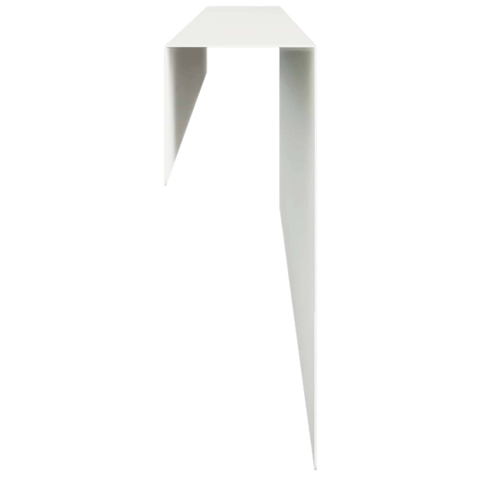 Minimalistischer weißer Klapptisch oder Regal mit einer schmalen Oberfläche und einem langen schrägen Stützbeinen auf einem schlichten weißen Hintergrund.