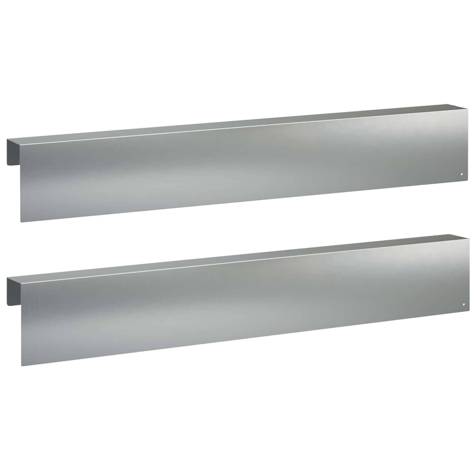 Zwei lange Silbermetallpaneele oder Zierleisten, die horizontal auf weißem Hintergrund gezeigt werden, eine über der anderen.