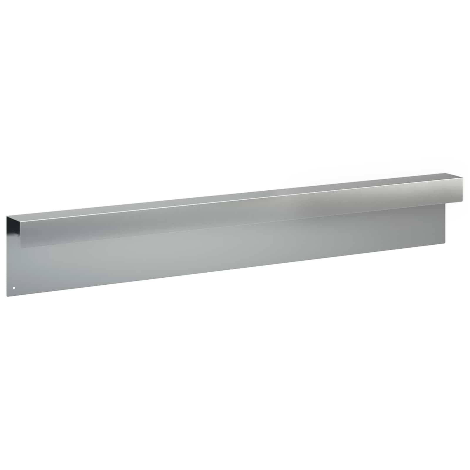 Lange grau eloxierte Metallwandverkleidung oder Fassadenpaneel mit umgekanteter Oberkante, auf weißem Hintergrund dargestellt.
