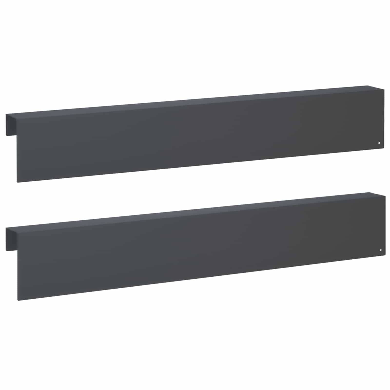 Zwei lange dunkelgraue rechteckige Metallplatten, die diagonal gestapelt auf weißem Hintergrund gezeigt werden, vermutlich Produktteile oder Abdeckungen.