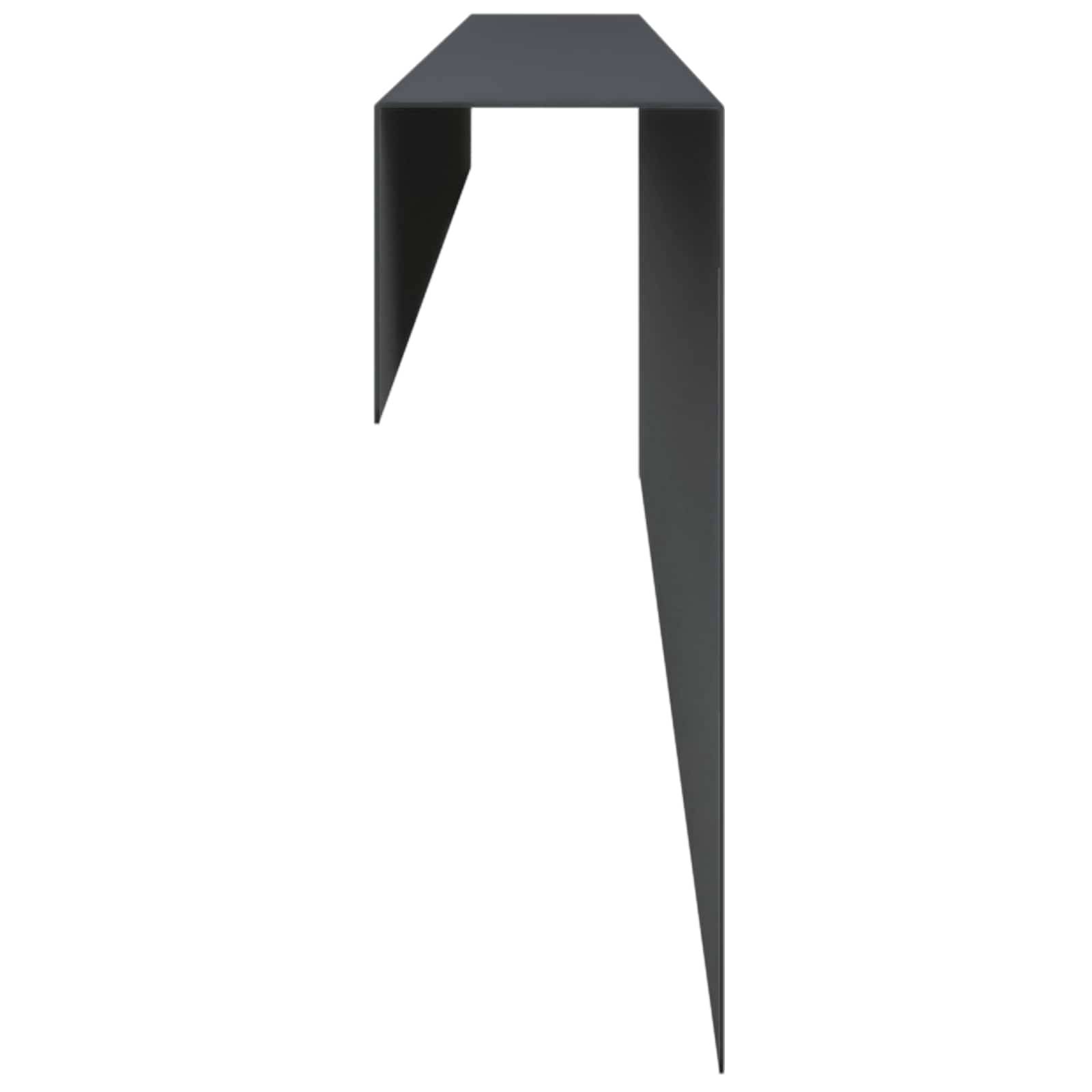 Schwarze eckige Metallhalterung oder Regalstütze mit flacher Oberseite und zwei langen vertikalen Seiten auf weißem Hintergrund