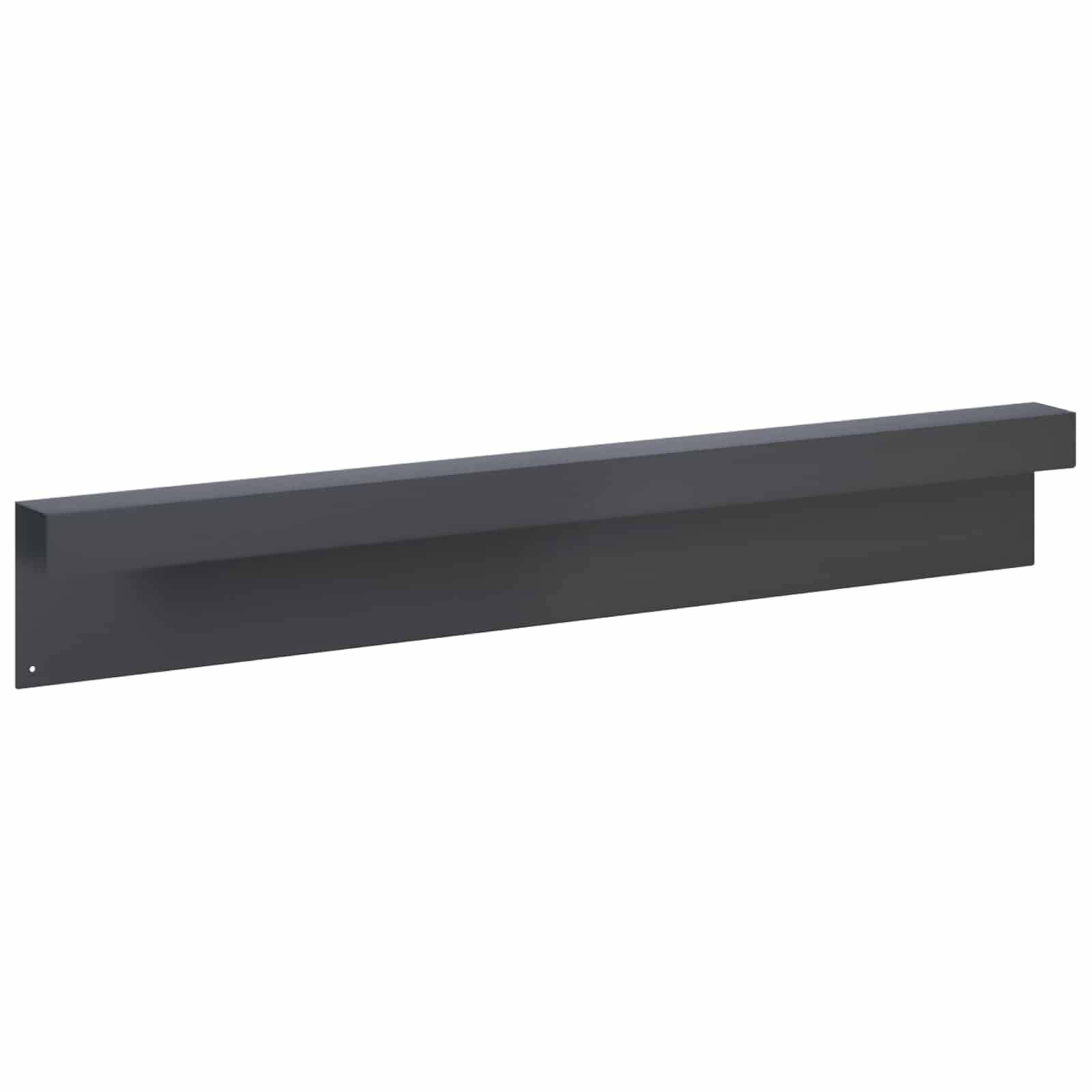Ein langes dunkelgraues rechteckiges Metall-Panel oder Zierleiste, das auf weißem Hintergrund gezeigt wird.