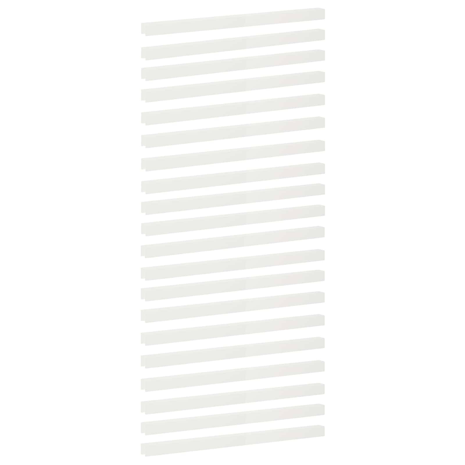 Ein zartes vertikales Stapel von gleichmäßig verteilten diagonalen weißen Streifen auf einem schlichten weißen Hintergrund, ähnlich einem minimalistischen gestreiften Panel.