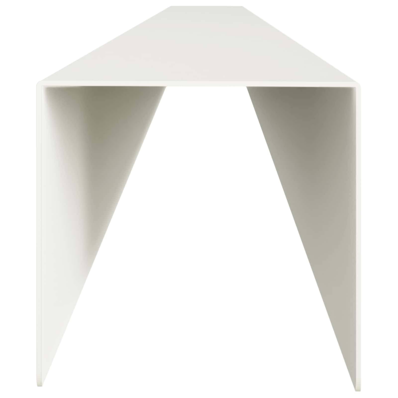 Weiße geometrische Papierlaternen mit spitzem Dach und offener Vorderseite, ähnlich einer kleinen Haus- oder Baldachinform.