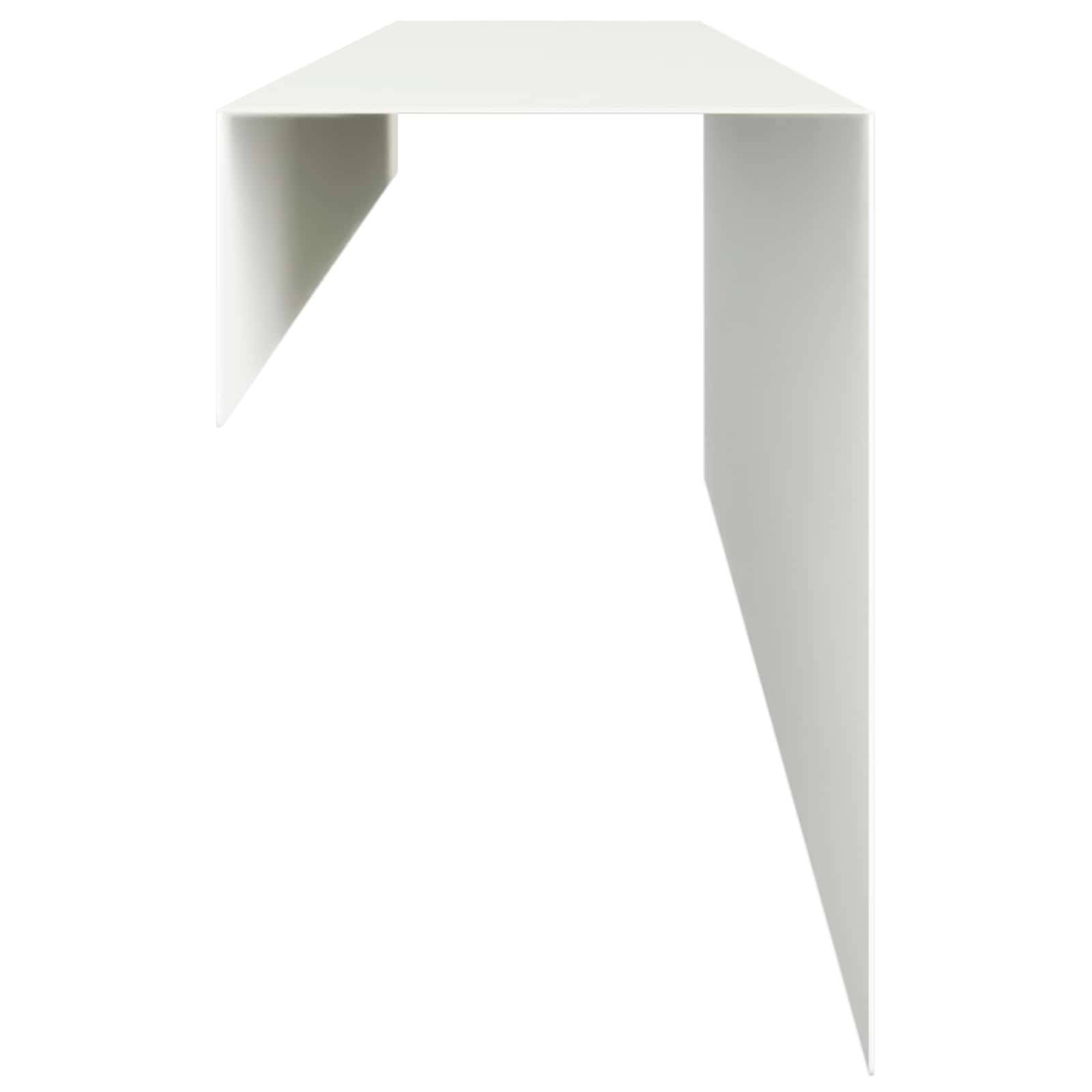 Weißes minimalistisches geometrisches Papierobjekt, das einem gefalteten Zelt oder Tisch mit einer schrägen Seite ähnelt