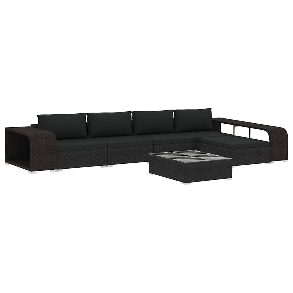 Schwarzes Rattan-Außenbereichs-Sofa mit niedriger Rückenlehne und Kissen sowie passendem quadratischen Couchtisch auf weißem Hintergrund.