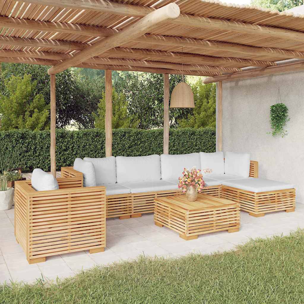 Terrasse im Freien mit Sofa aus Holzlatten, Sesseln und Couchtisch unter einer Bambuslaube, ausgestattet mit weißen Kissen und umgeben von Gartengrün.