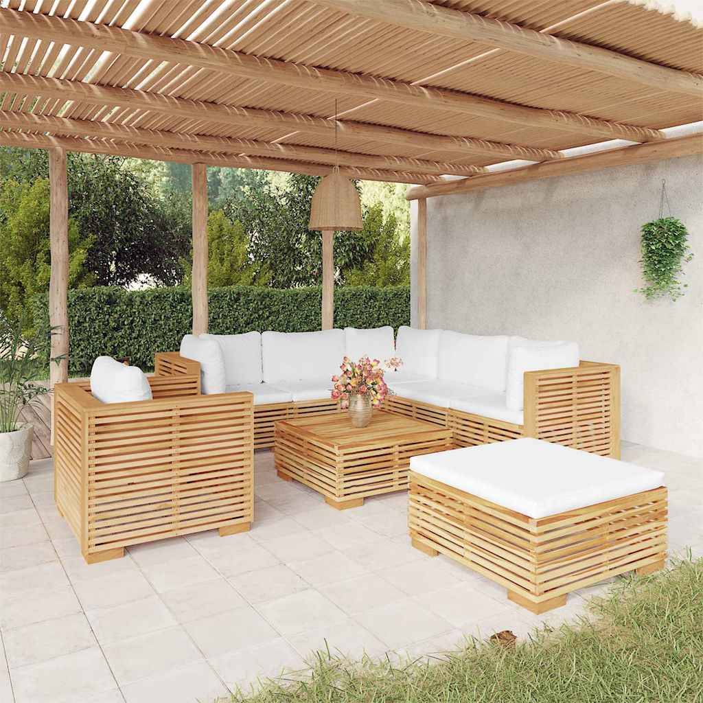 Außenbereich einer Terrasse mit Sitzbereichen aus Holzlatten-Sofa, Stühlen, Couchtisch und Hocker unter einer Pergola, mit weißen Kissen und Grünpflanzen in der Nähe.