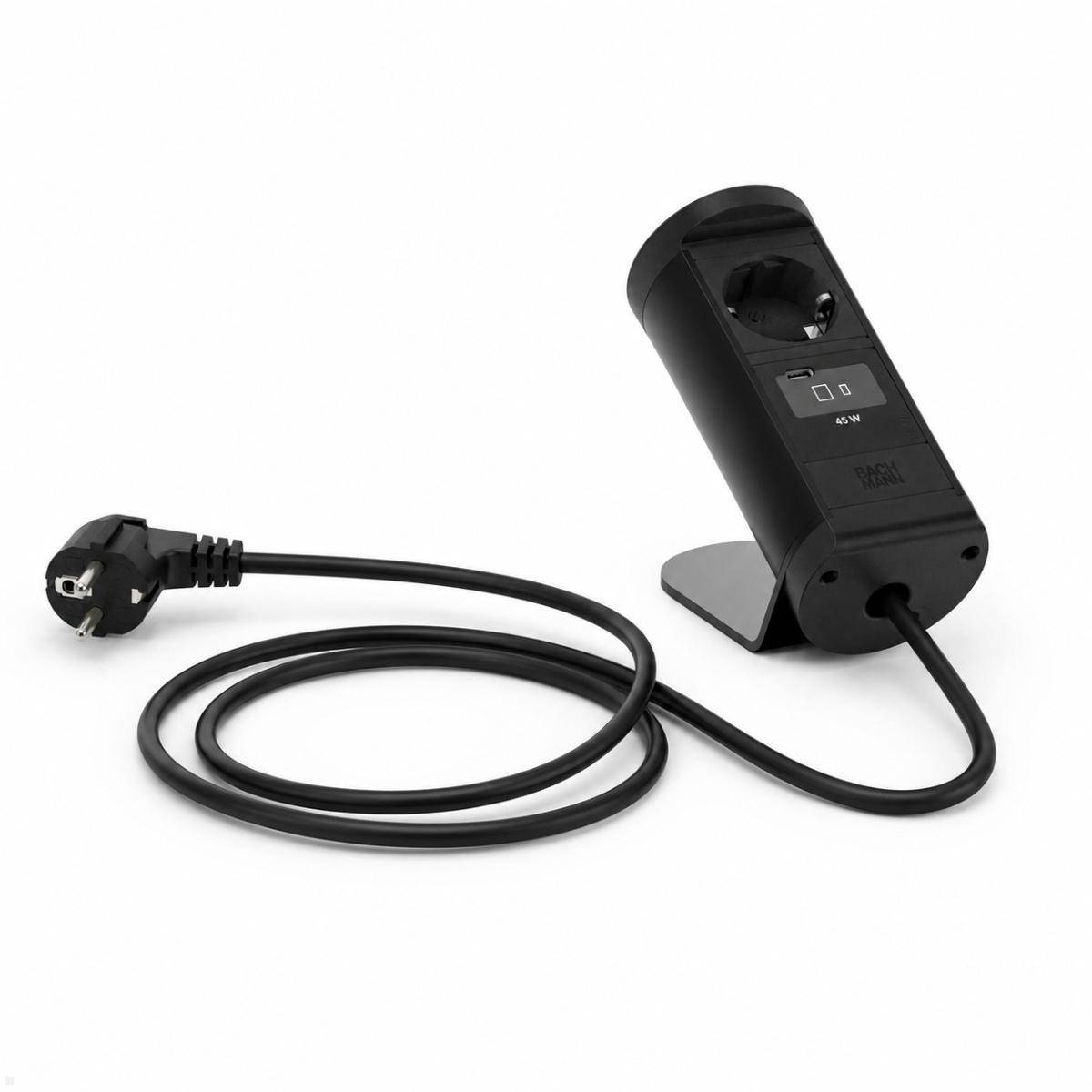 Schwarze abgewinkelte Steckdosenleiste mit einer Steckdose und langem Kabel, angezeigt auf einem Ständer mit europäischem Stecker.