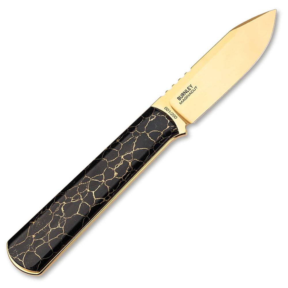 Goldenes Klappmesser mit schwarzem Griff in Rissemuster-Optik, geschlossen auf weißem Hintergrund gezeigt.