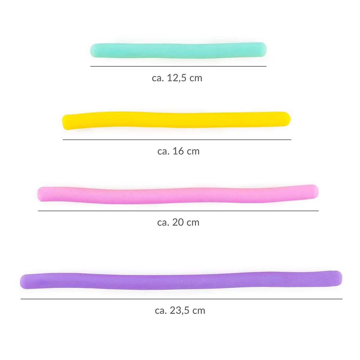 Vier farbige Tonstäbe in zunehmenden Längen, beschriftet mit ca. 12,5 cm, ca. 16 cm, ca. 20 cm und ca. 23,5 cm.