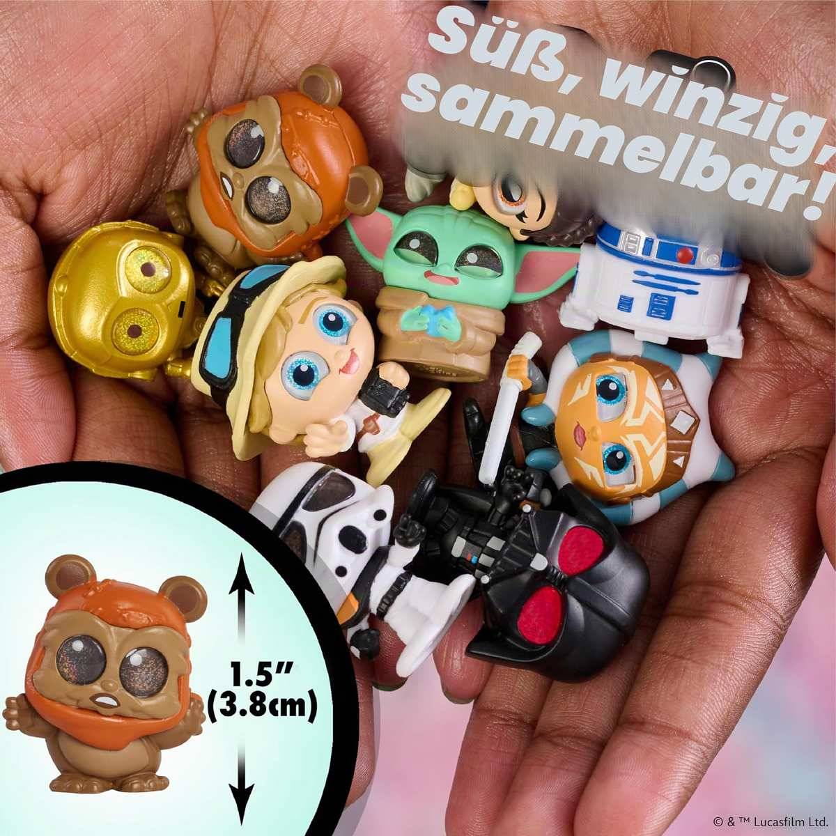 Hand hält winzige Star Wars Sammelfiguren, darunter Grogu und R2-D2; Text sagt „Süß, winzig, sammelbar!