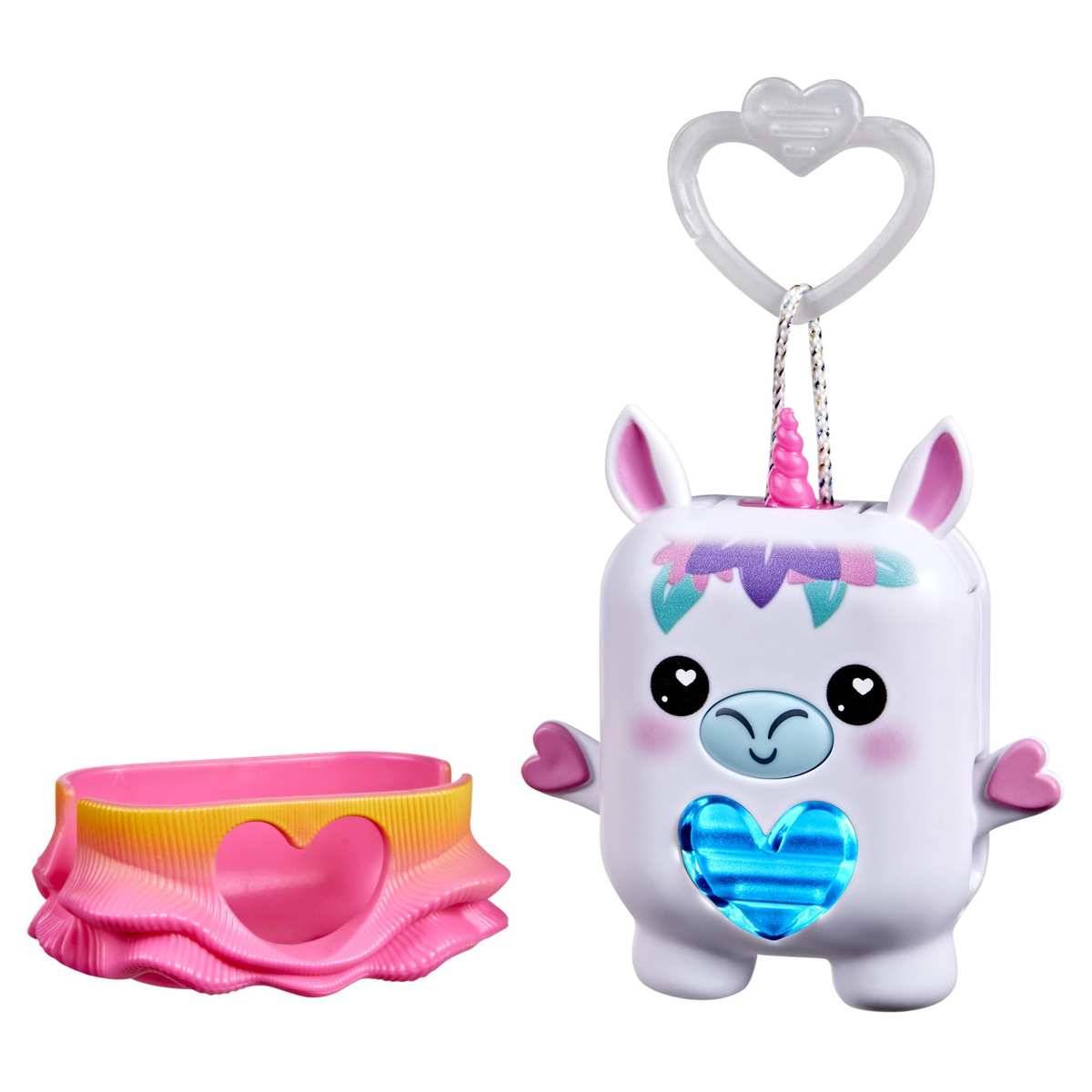 Einhorn-Spielzeug mit passendem rosa Armband, beide mit Herzdetails; das Spielzeug hat einen herzförmigen Schlüsselanhänger und ein blaues Herz auf der Brust.