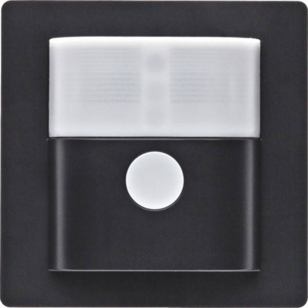 Quadratische schwarze Wandleuchte mit einem mattweißen oberen Diffusor und einem runden weißen mittleren Knopf oder Sensor an der Vorderseite.