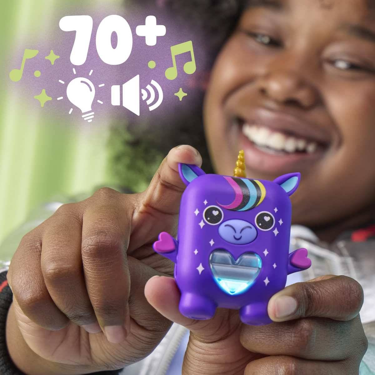 Lachendes Kind hält ein violettes Einhorn-Spielzeug mit leuchtender Herzbrust und „70+