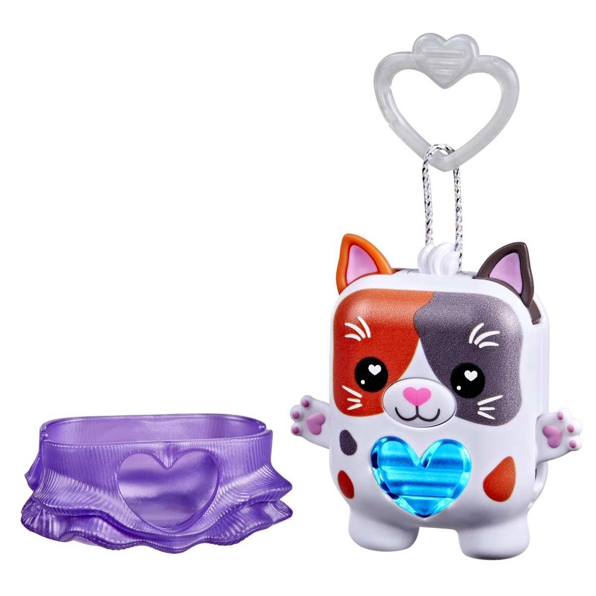 Katzenförmiger Schlüsselanhänger-Spielzeug mit leuchtend blauem Herz und herzförmiger Klammer, gezeigt neben einem lila gekräuseltem Armband mit Herzemblem.