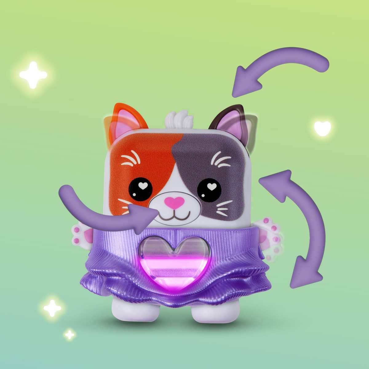 Ein niedliches zweifarbiges Katzenspielzeug mit einem leuchtenden violetten Herzen auf seinem Kleid, umgeben von gekrümmten Pfeilen, die Rotation oder Bewegung andeuten.