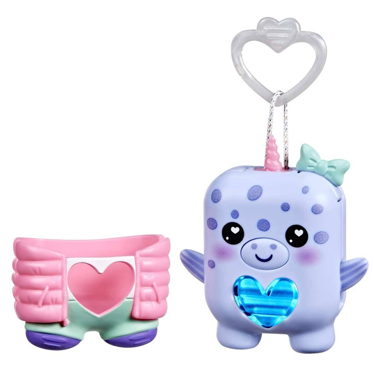 Süße violette Spielzeugfigur als Schlüsselanhänger mit herzförmiger Klammer und blauem Herz auf der Brust neben separtem rosa geflügeltem Shorts-Zubehör.