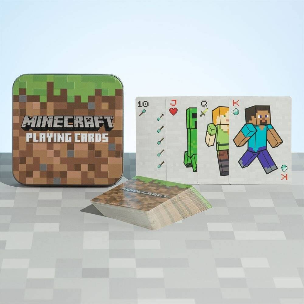 Minecraft-Spielkarten in einer Blechdose, mit sichtbaren Bildkarten, die Spielcharaktere und Symbole zeigen, auf einem Tisch angezeigt.