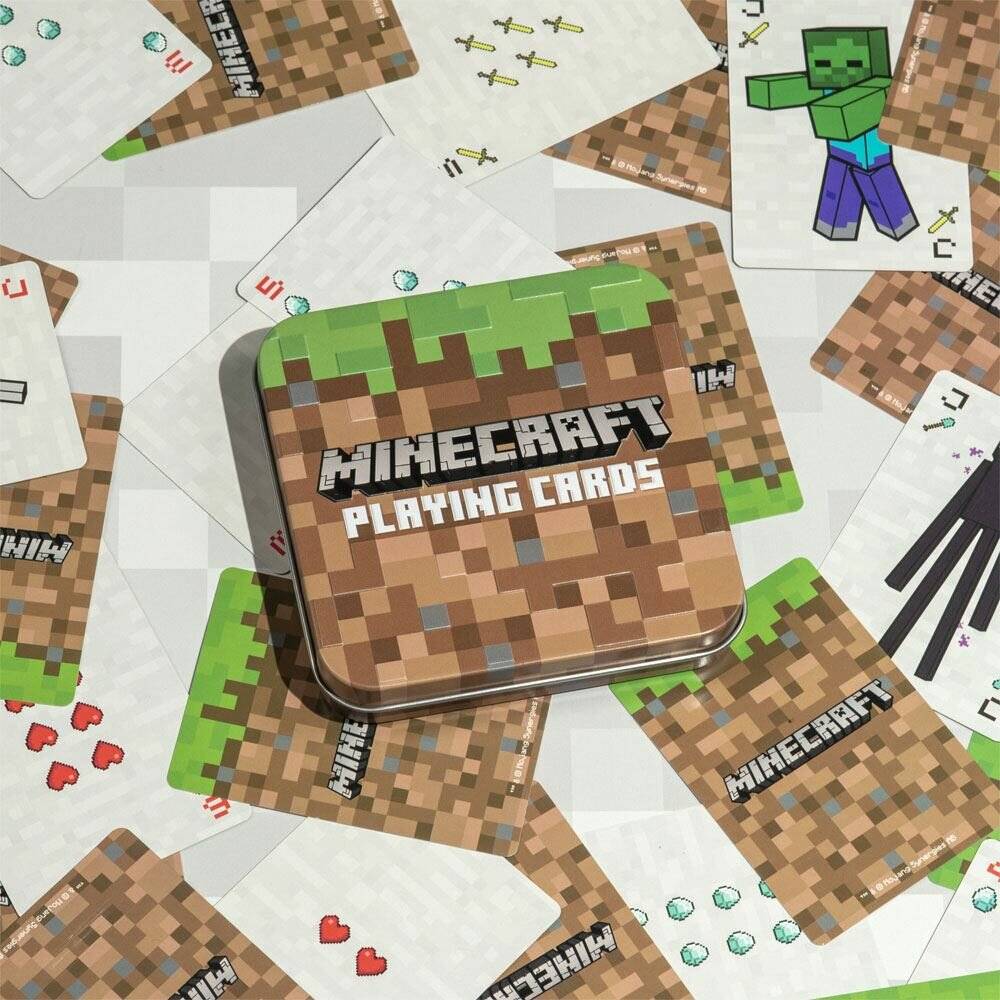 Minecraft Spielkarten Blechdose umgeben von thematischen Karten mit Minecraft-Blöcken, Herzen, Diamanten und einer Creeper-Figur.