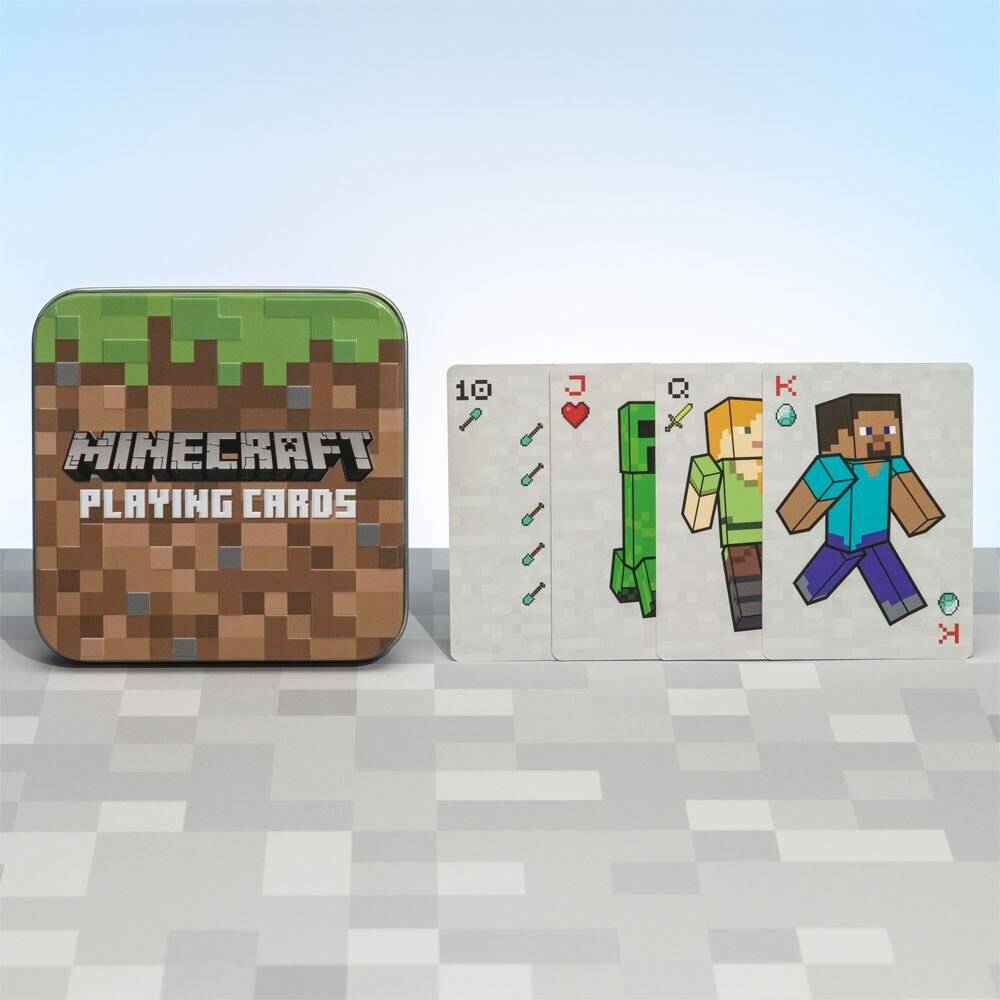 Minecraft Spielkarten Blechdose neben drei aufgedeckten Karten, die 10, Bube, Dame und König mit Minecraft-Charakterkunst zeigen