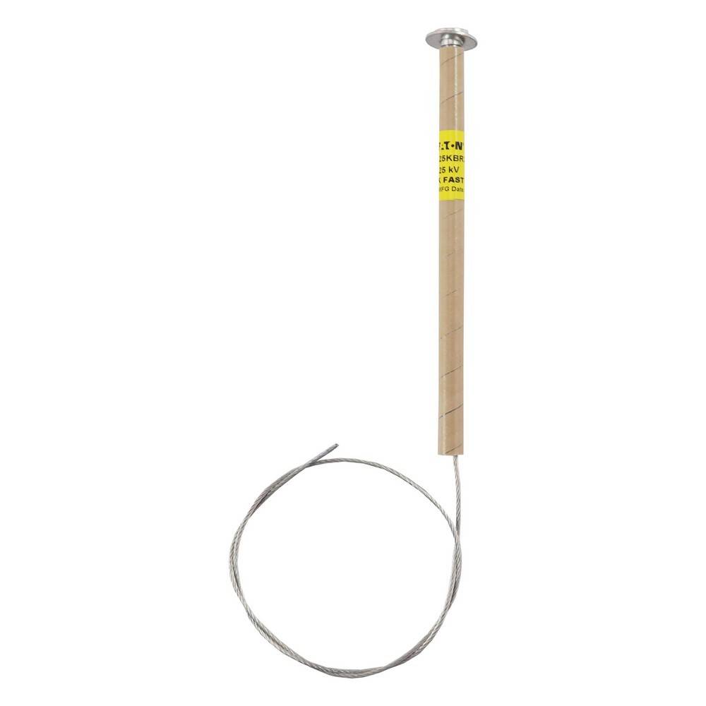 Ein aufgerolltes Metallkabel, das an einer langen Holzgriff-Sonde mit einer kleinen Metallspitze befestigt ist, dargestellt auf einem einfachen weißen Hintergrund.