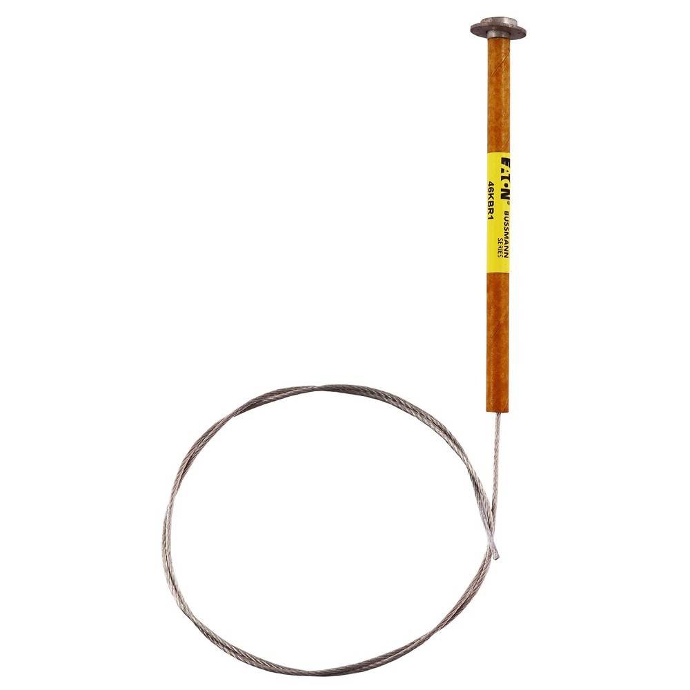 Ein Kabel mit einer Drahtschlinge mit Holzgriff, die gegen einen weißen Hintergrund hängt.