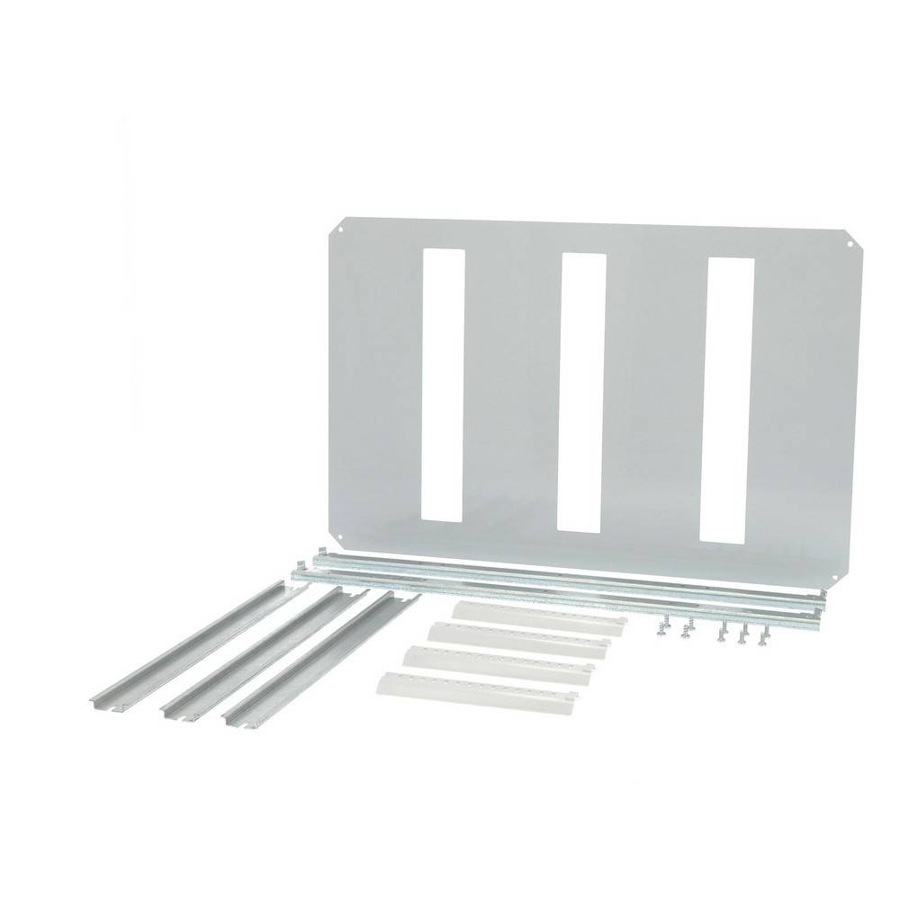 Metallmontageklammern-Set mit einer großen Schlitzplatte, Schienen, Abstandshaltern und Schrauben auf weißem Hintergrund angeordnet.