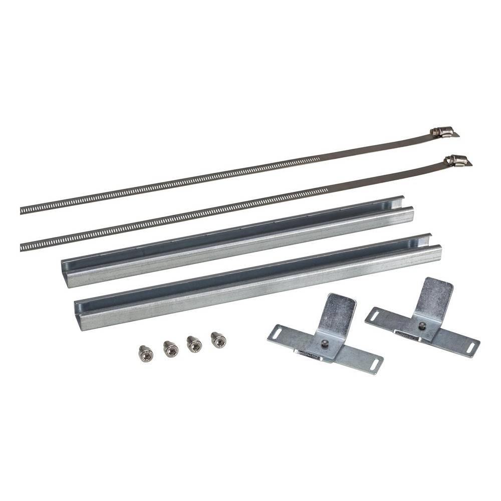 Satz von Metallhardwareteilen: zwei lange Federn, zwei Schienen, zwei Halterungen und vier Schrauben auf weißem Hintergrund.