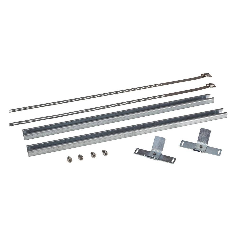 Hardware-Set mit zwei langen Metallschienen, zwei Kabeln, Montageklammern und Schrauben auf weißem Hintergrund.