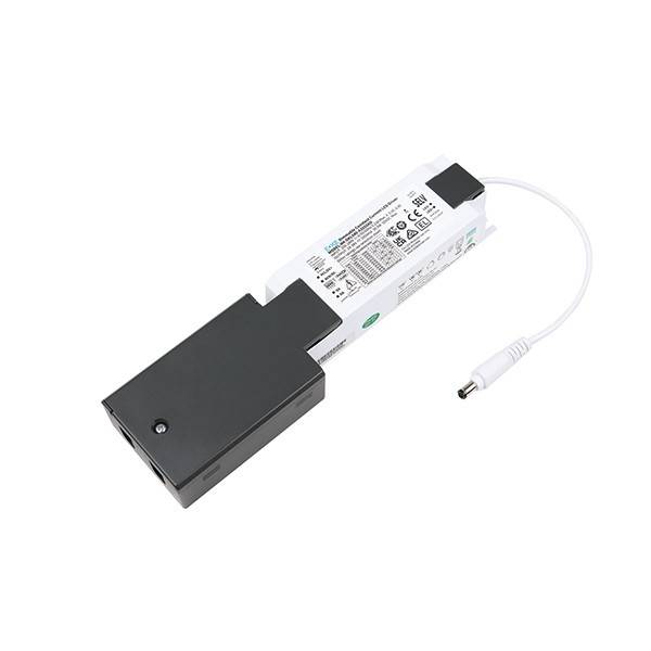 Rechteckiger elektronischer Stromadapter oder Batteripack mit weißem Etikett und angeschlossenem Kabel, das in einen Zylinderstecker endet, vor weißem Hintergrund dargestellt.