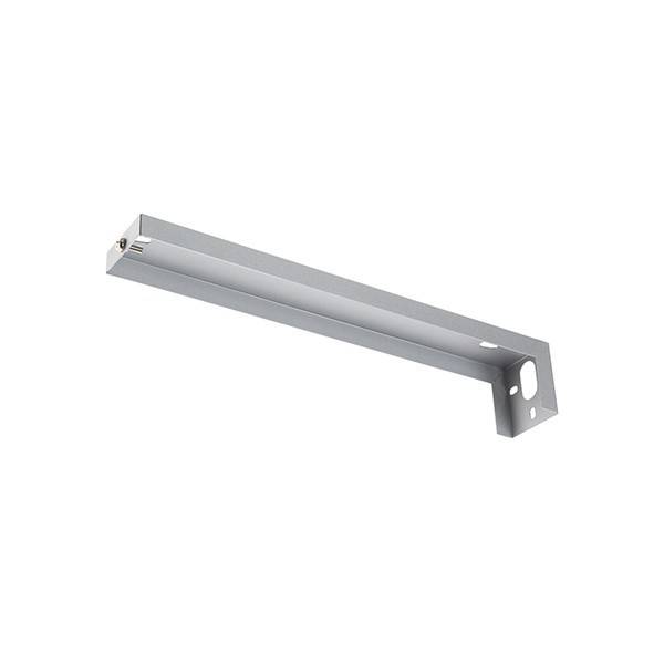 Metallische Silber-Montageklammer oder Wandarm mit abgewinkeltem Ende und Schraubenlöchern, dargestellt vor weißem Hintergrund.