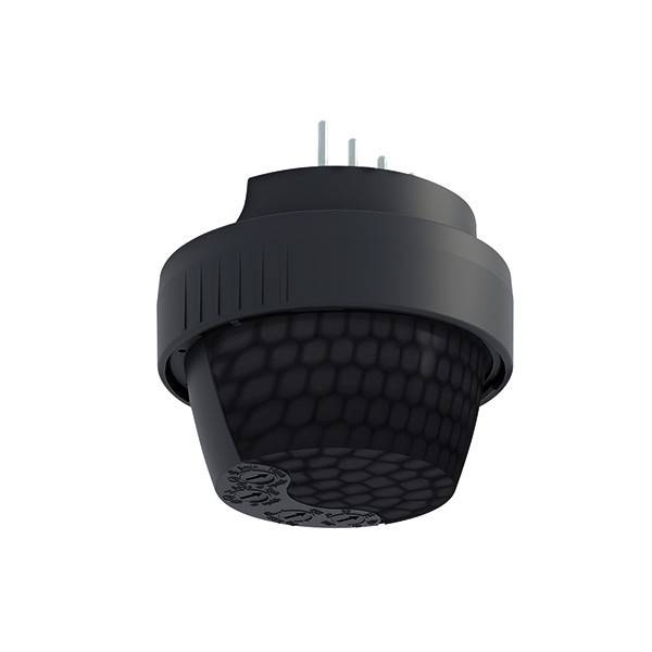 Schwarzes Stecker-Gerät mit drei Metallstiften und einem sechseckig gemusterten unteren Bereich, gezeigt auf weißem Hintergrund.