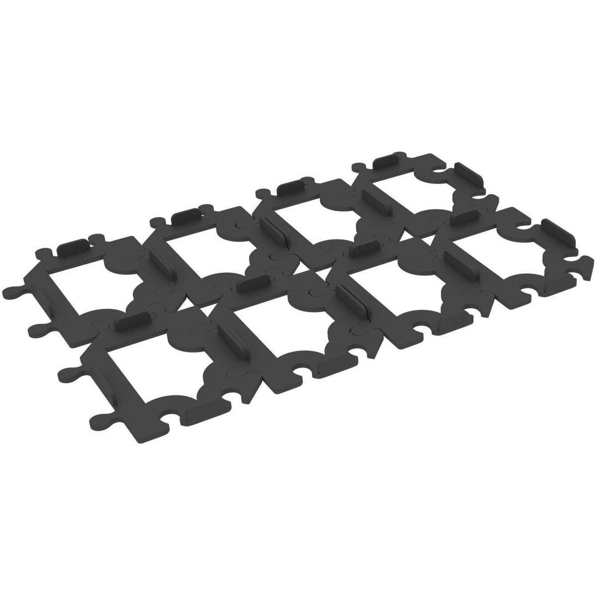 Schwarzes verschlungenes Gittermuster aus puzzleartigen Gummifliesen auf weißem Hintergrund.