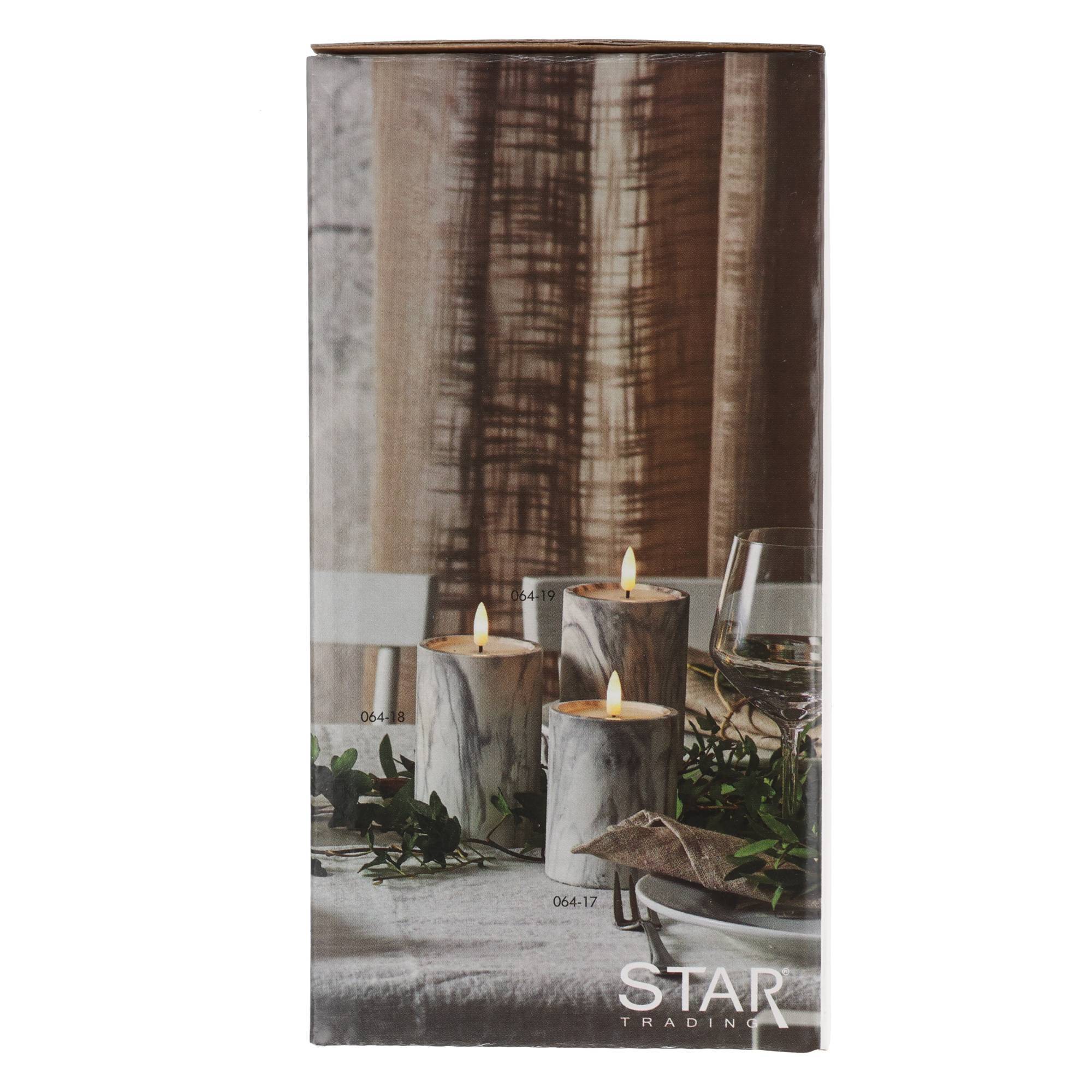 Produktpaket zeigt drei leuchtende Kerzen mit Marmorstruktur auf einem Tisch neben Glaswaren und Grünpflanzen, mit dem Label STAR TRADING