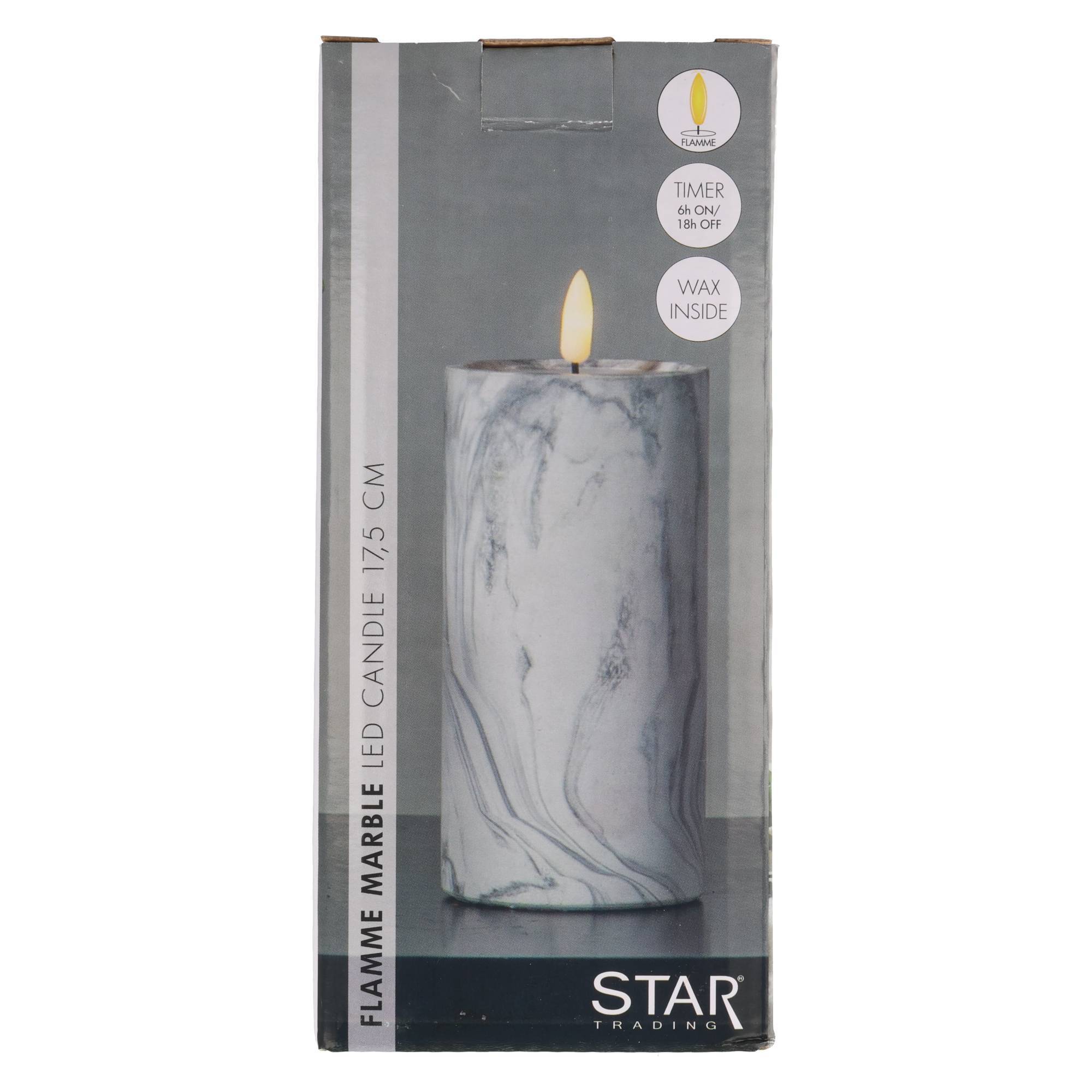 Verpackung für eine graue Kerzenimitat mit Marmor-Optik, flammenlos, mit LED, 17,5 cm hoch, mit Timer zum Ein-/Ausschalten und Wachsfüllung innen Etiketten; Marke Star Trading.