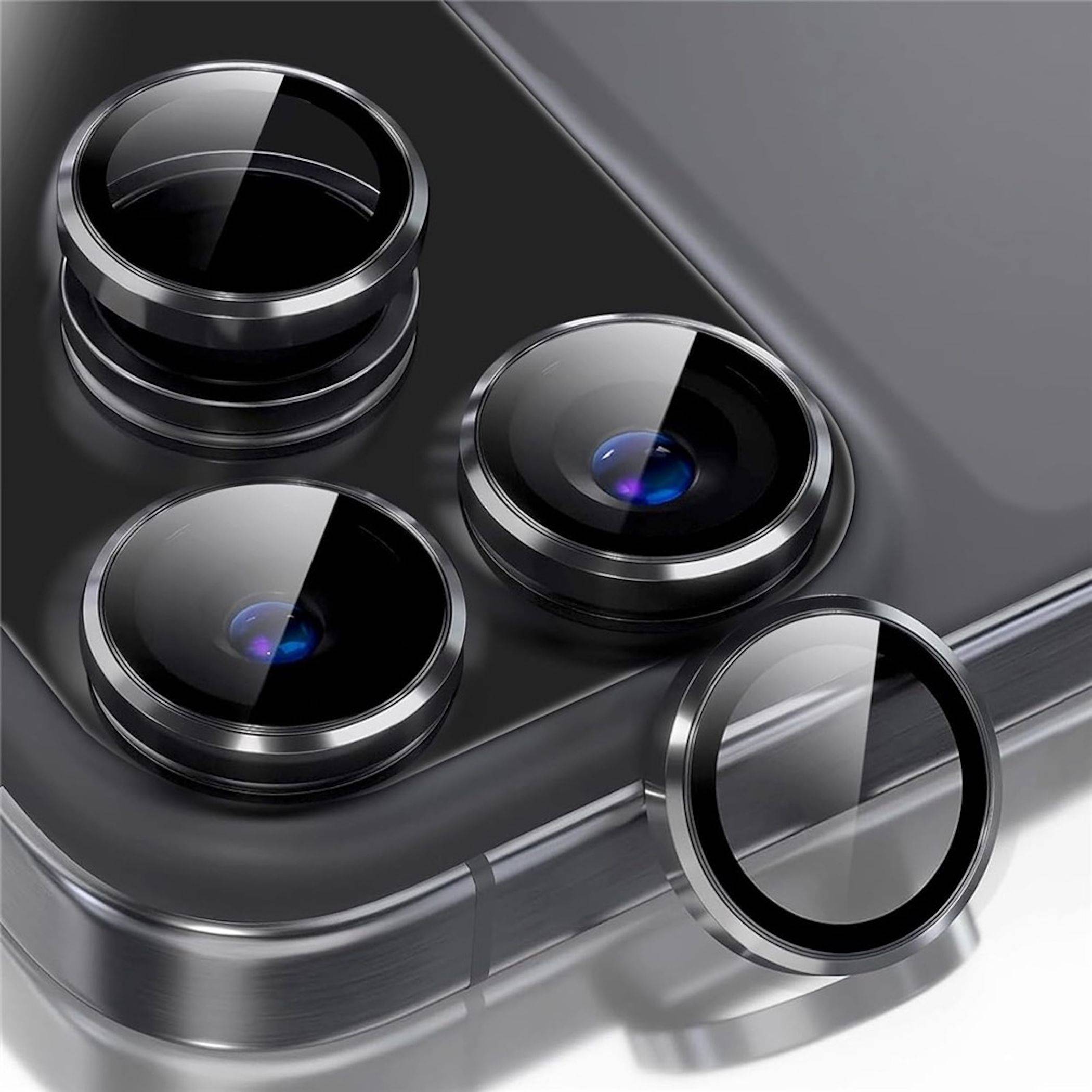 Nahaufnahme von vier Smartphone-Kameraobjektiven auf der dunklen Rückseite eines Telefons, wobei ein Objektivring separat gezeigt wird, um das Kameradesign hervorzuheben.