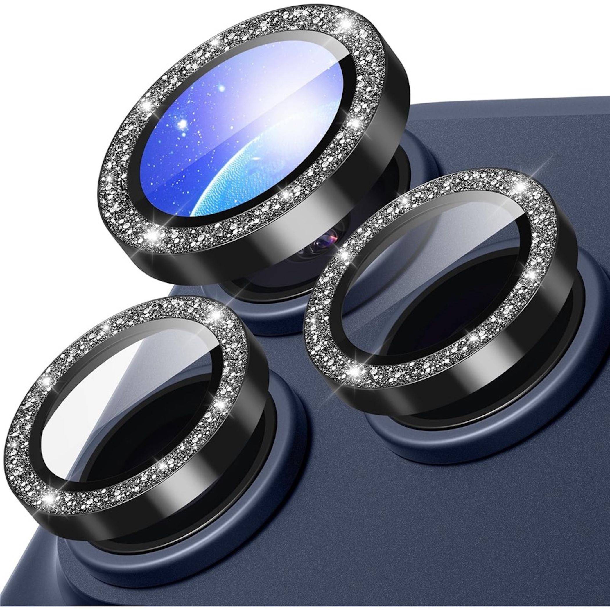 Nahaufnahme eines Triple-Kamerasystems auf der Rückseite eines Smartphones mit glitzernden Linsenringen; das obere Objektiv reflektiert blaues Licht.