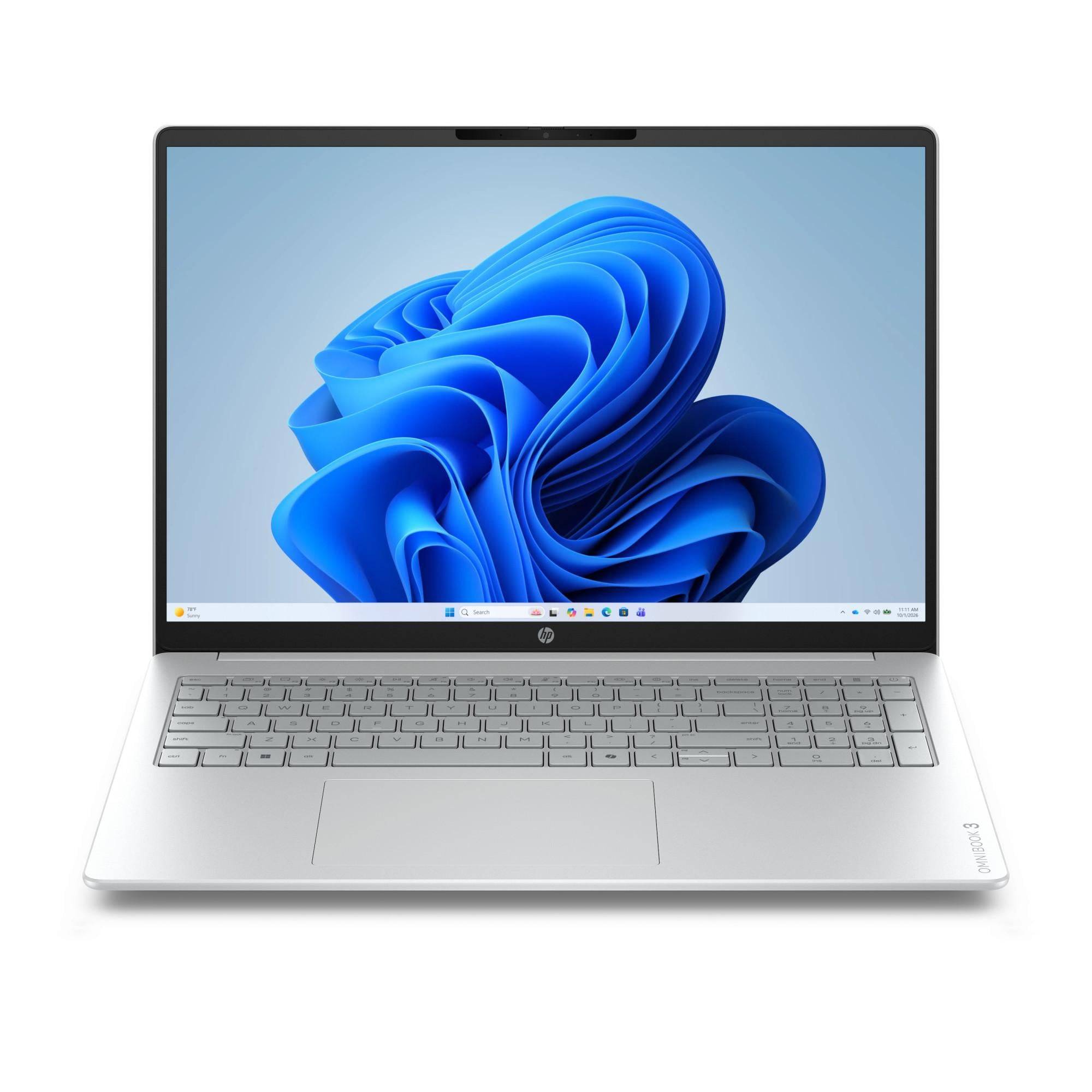 Silberner Laptop, der auf weißem Hintergrund offen ist und den Windows 11-Desktop mit dem blauen abstrakten Wirbel-Hintergrundbild anzeigt.