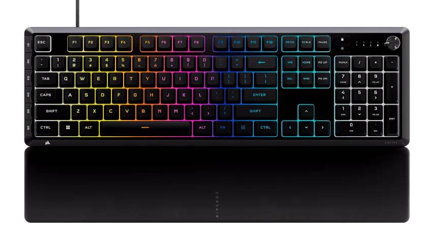 Kabellose Vollgröße-Tastatur mit regenbogenfarbig beleuchteten Tasten und Ziffernblock, dargestellt über einer großen Handgelenkstütze/Basis.
