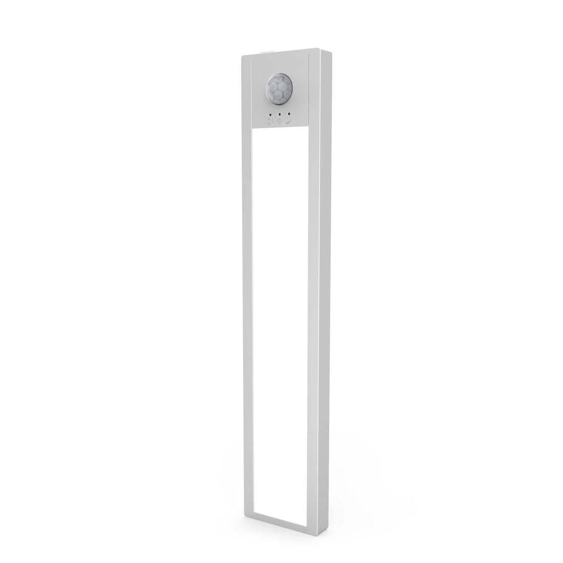 Hohes weißes rechteckiges Außenlicht mit einem kreisförmigen Sensor oben auf einem einfachen weißen Hintergrund.