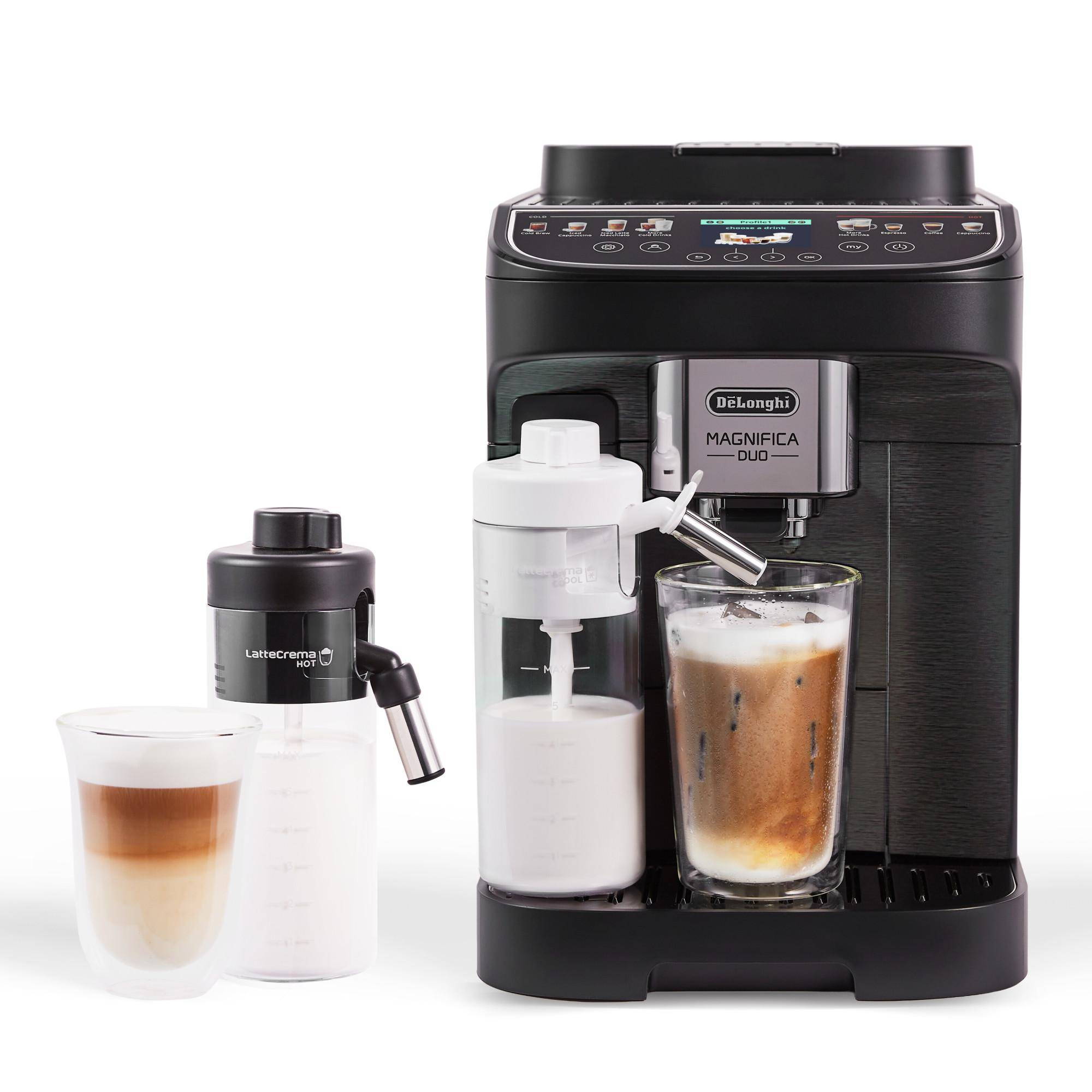 De'Longhi Magnifica Duo Espressomaschine mit angebrachtem Milchaufschäumer, gezeigt beim Zubereiten von Eiskaffee in einem Glas und einem separaten Latte-Behälter.