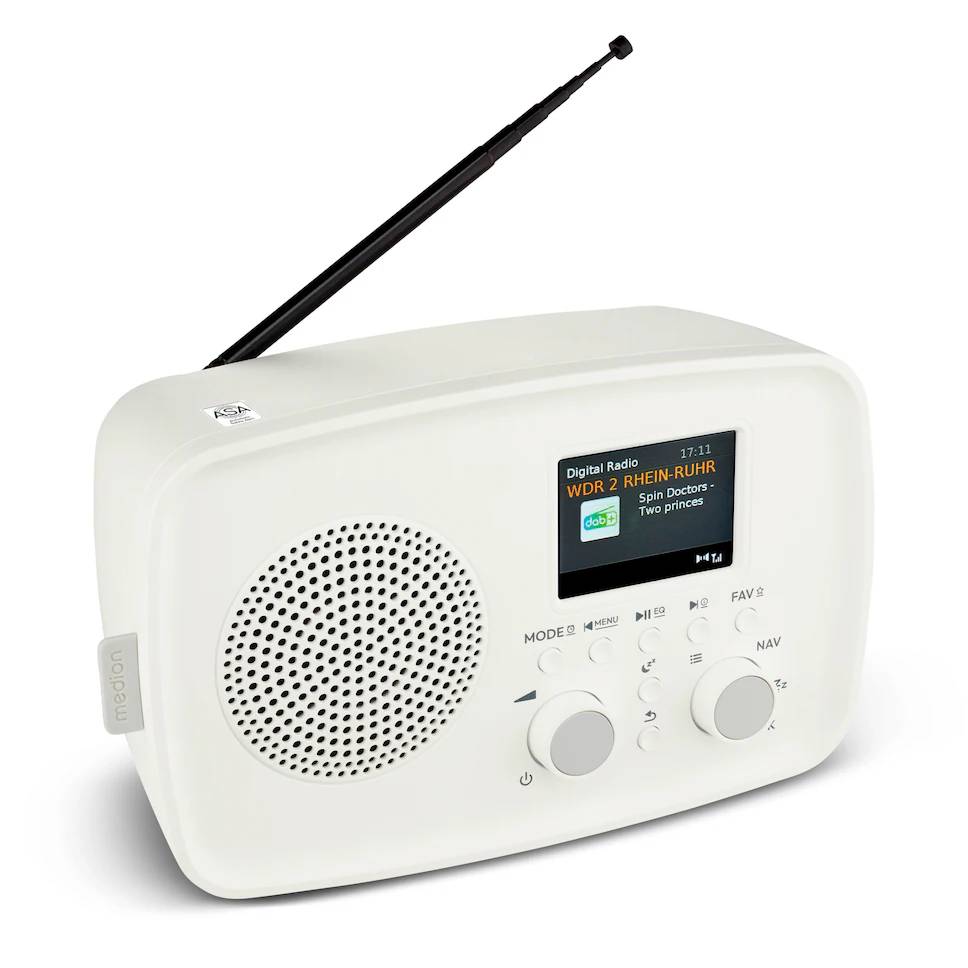 Tragbares weißes digitales Radio mit Antenne, Lautsprecher, Display mit Senderstationsinformationen und Bedienknöpfen.
