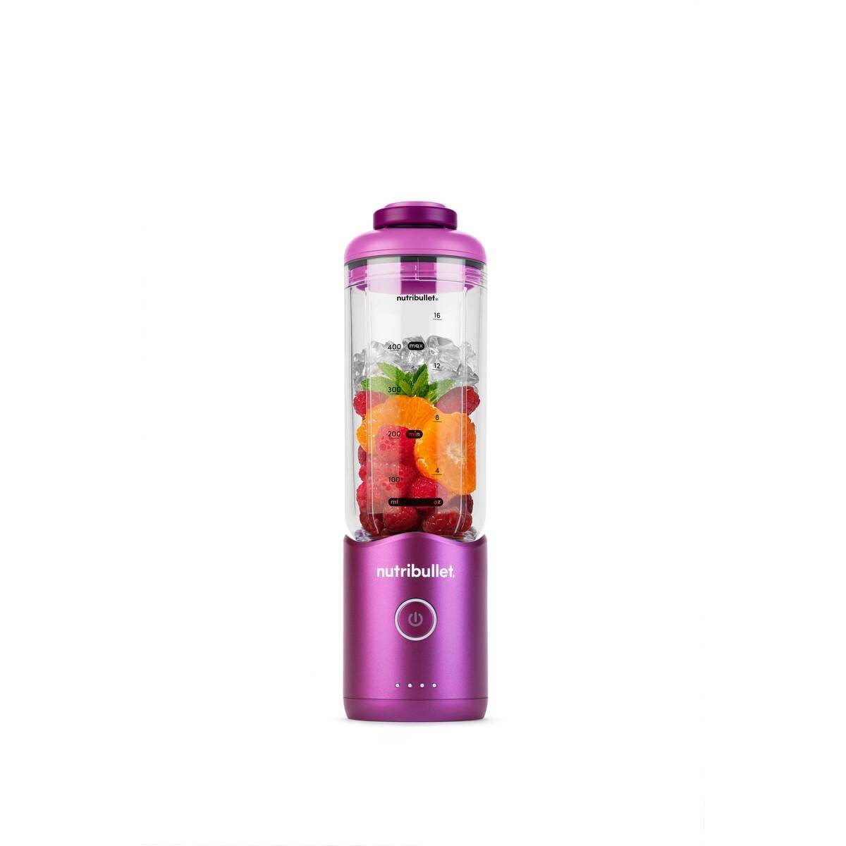 Violetter Nutribullet-Mixer mit durchsichtigem Behälter gefüllt mit Obst, auf weißem Hintergrund dargestellt.